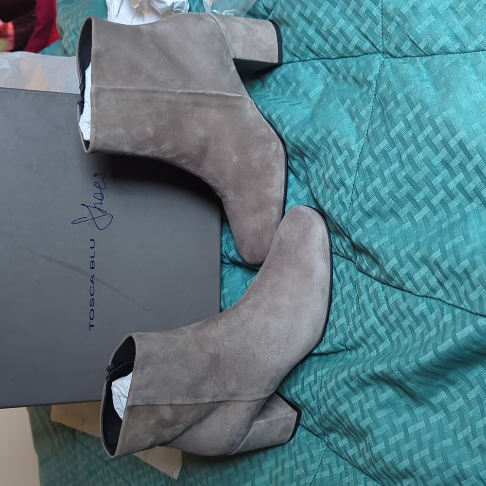 Brand New NEVER WORN TOSCA BLU Beige Suede Ankle Booties